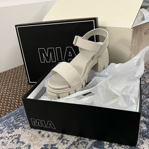 MIA Off White Skyler Sandal (6.5)